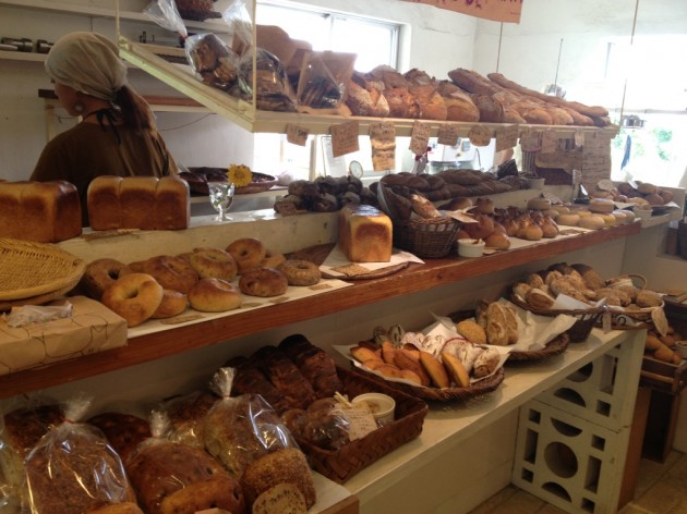 沖縄に来たら足を運ぶべきパン屋！自家製天然酵母石釜パン“宗像堂”の試食レビュー
